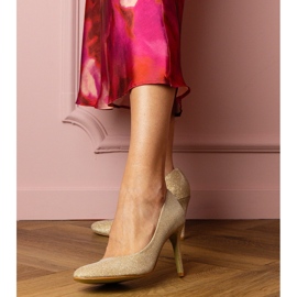 Pompes dorées sur une finition en brocart d'or 1 Pompes dorées sur une finition en brocart d'or 1