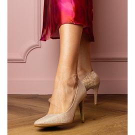 Champagne Pompe sur une finition en brocart doré 1