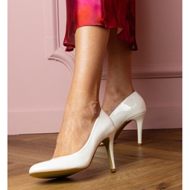 Les pompes classiques blanches ont été vernies sur une épingle 1 Les pompes classiques blanches ont été vernies sur une épingle 1