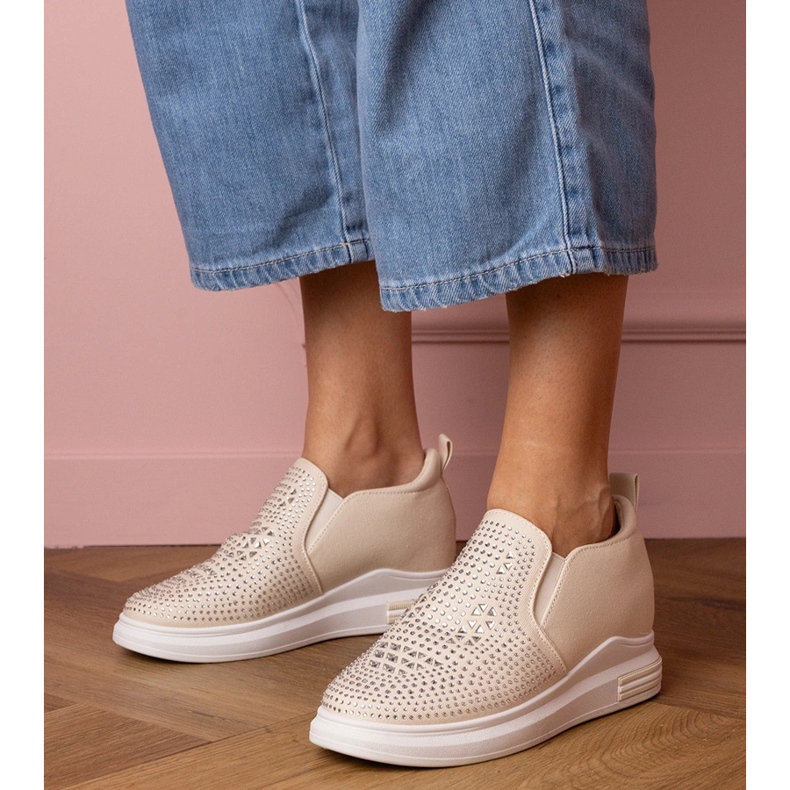 Baskets féminines beige avec zircons sur un coin caché 1