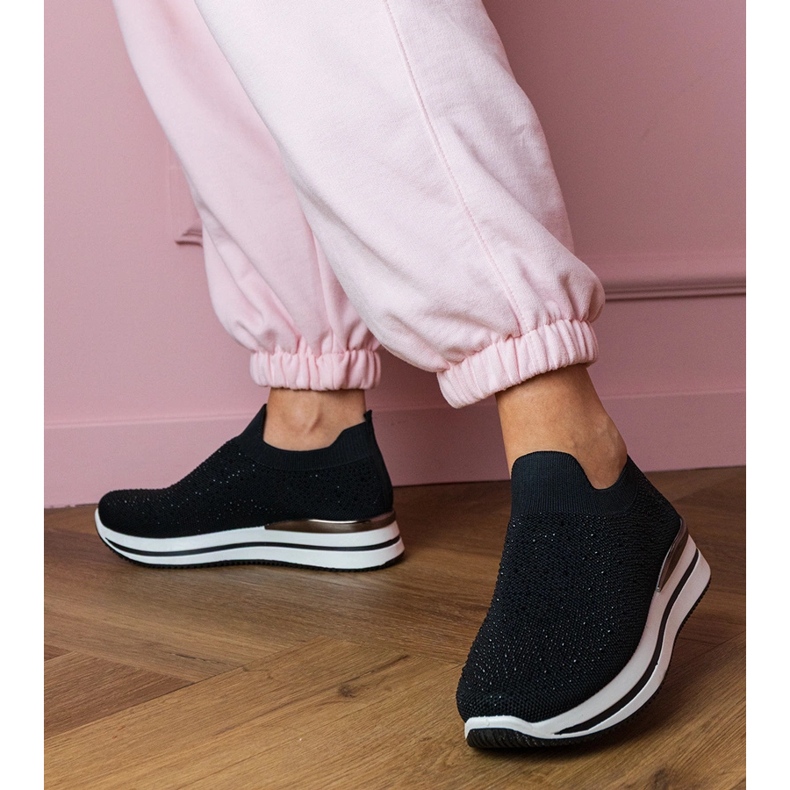 Baskets noires sur la plate-forme avec des zircons le noir 1