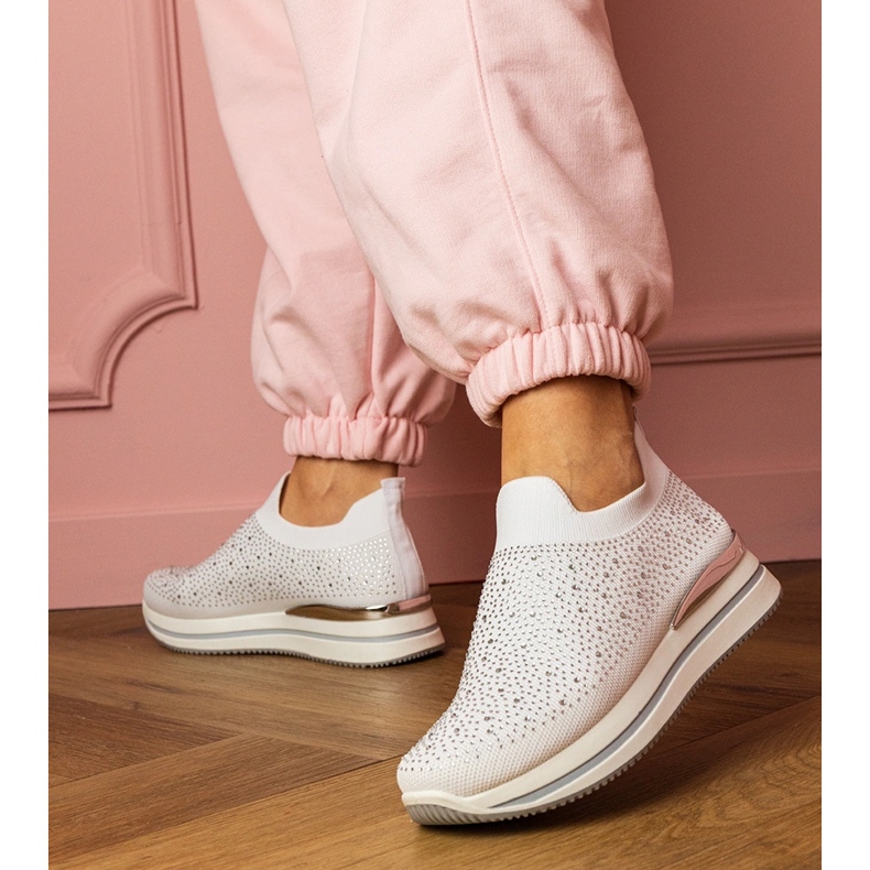 Baskets féminines blanches sur la plate-forme avec zircons 1