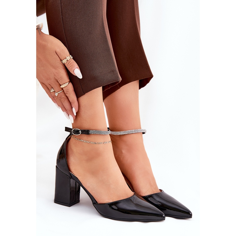 Pompes peintes avec des orteils pointus sur le poteau noir le noir 2