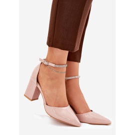 Pompes peintes avec des orteils pointus sur le post beige 1 Pompes peintes avec des orteils pointus sur le post beige 1