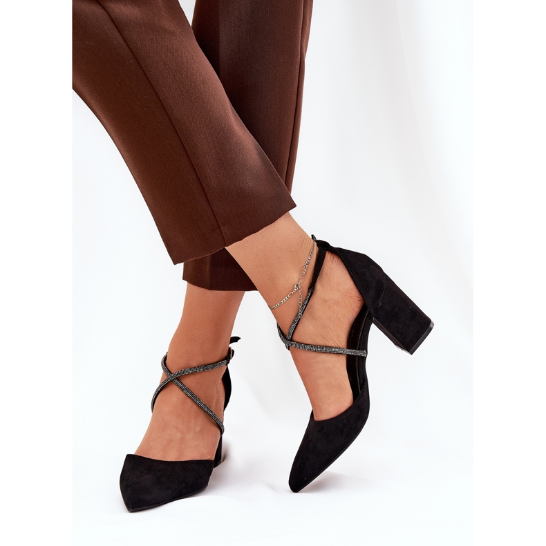 Pompes avec des orteils pointus et des rayures décorées sur le pilier noir le noir 2