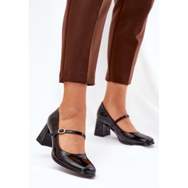 Pompes peintes sur le poteau avec une ceinture et une boucle noire 2