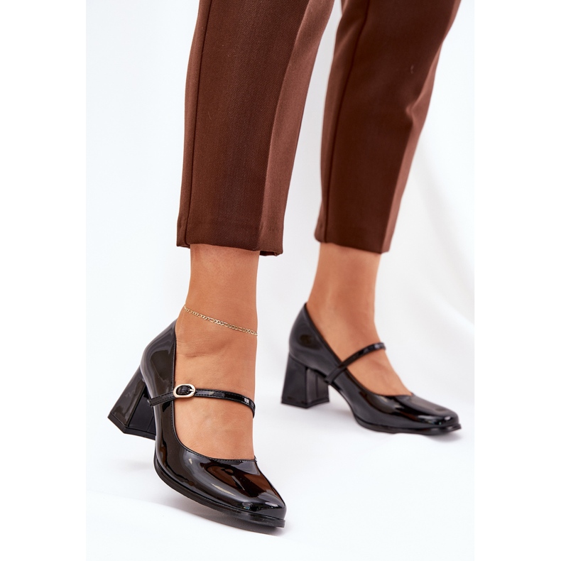 Pompes peintes sur le poteau avec une ceinture et une boucle noire 2 Pompes peintes sur le poteau avec une ceinture et une boucle noire 2