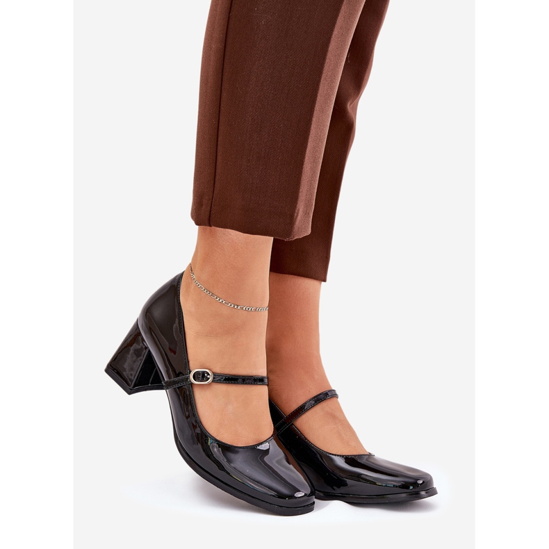 Pompes peintes sur le poteau avec une ceinture et une boucle noire 1