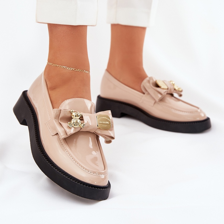 Mocassins peints avec un arc et une broche beige décorative 2 Mocassins peints avec un arc et une broche beige décorative 2