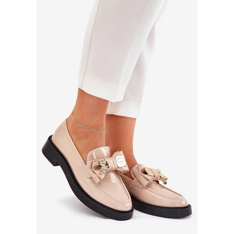 Mocassins peints avec un arc et une broche beige décorative 1 Mocassins peints avec un arc et une broche beige décorative 1