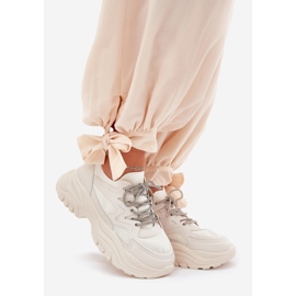 Baskets féminines sur une plate-forme décorative Laçage beige 1 Baskets féminines sur une plate-forme décorative Laçage beige 1