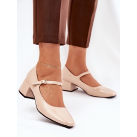 Pompes peintes avec une ceinture beige et boucle 2 Pompes peintes avec une ceinture beige et boucle 2