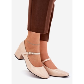 Pompes peintes avec une ceinture beige et boucle 1