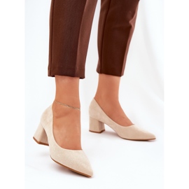 Pompes pour femmes avec des orteils pointus sur le post beige 2 Pompes pour femmes avec des orteils pointus sur le post beige 2