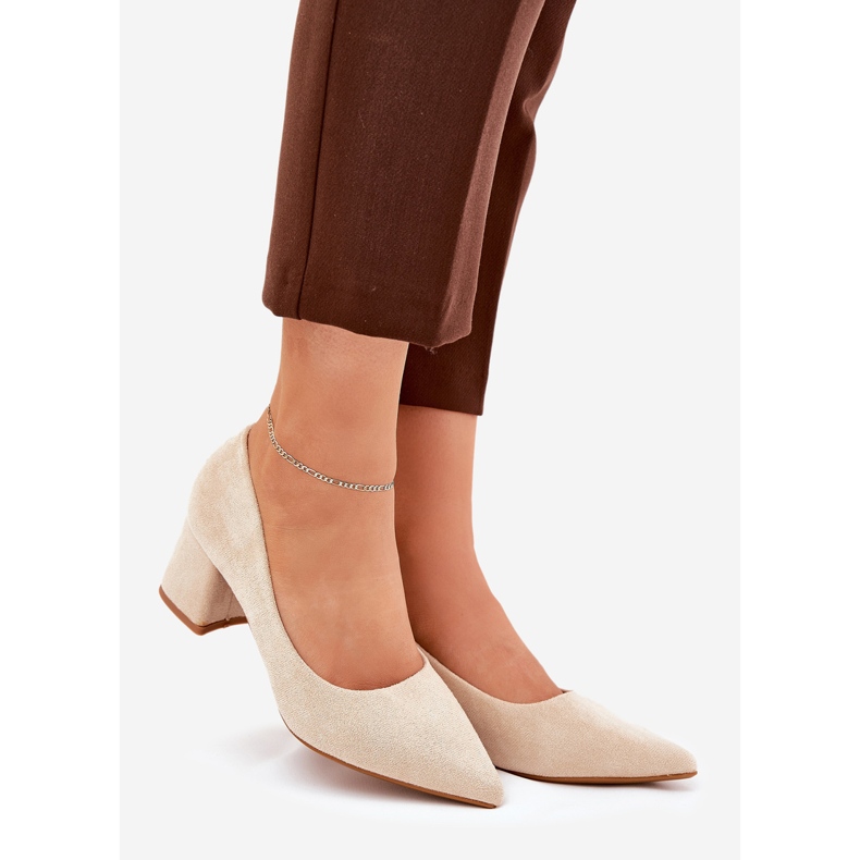 Pompes pour femmes avec des orteils pointus sur le post beige 1 Pompes pour femmes avec des orteils pointus sur le post beige 1