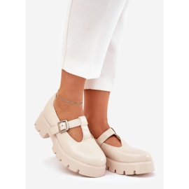 Chaussures de femmes avec une boucle sur la plate-forme et des talons plats beige 1