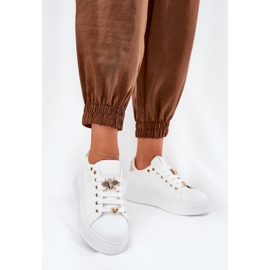 Baskets pour femmes sur la plate-forme avec des épingles blanches 2