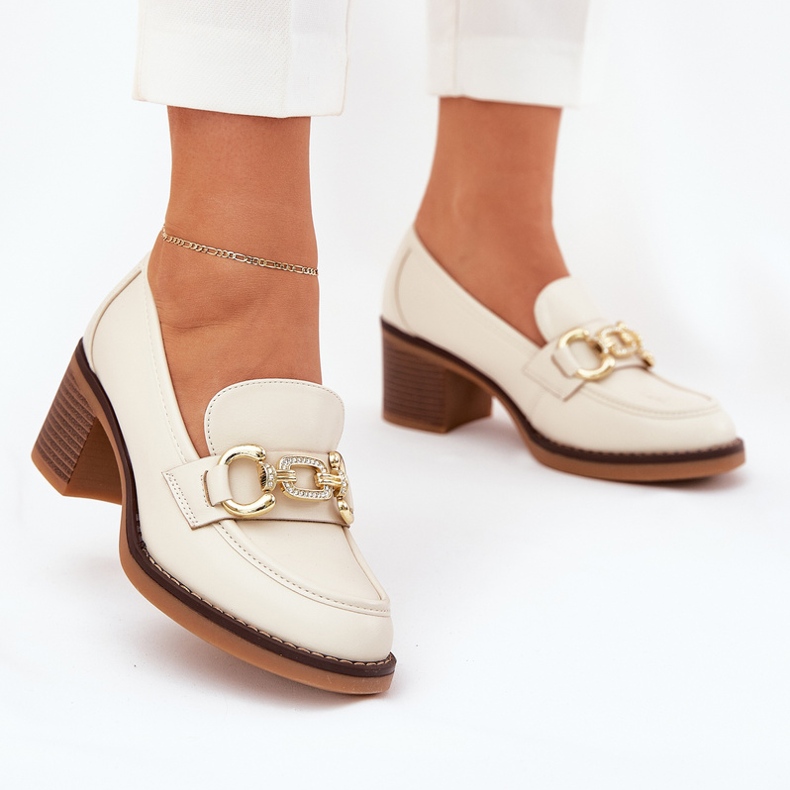 Chaussures pour femmes avec un détail doré avec des talons beige 2 Chaussures pour femmes avec un détail doré avec des talons beige 2