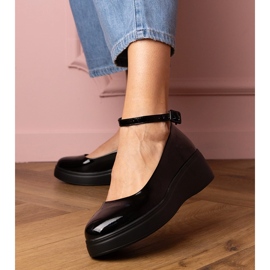 Des chaussures noires verni sur la plate-forme le noir 1