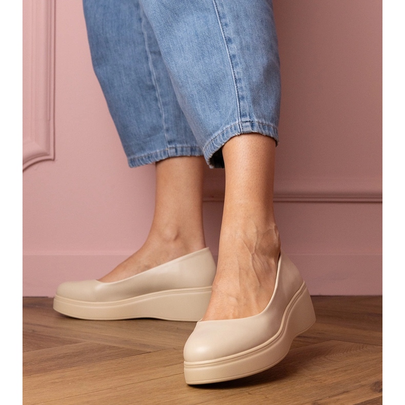 Chaussures beige sur la plate-forme écologique 1 Chaussures beige sur la plate-forme écologique 1