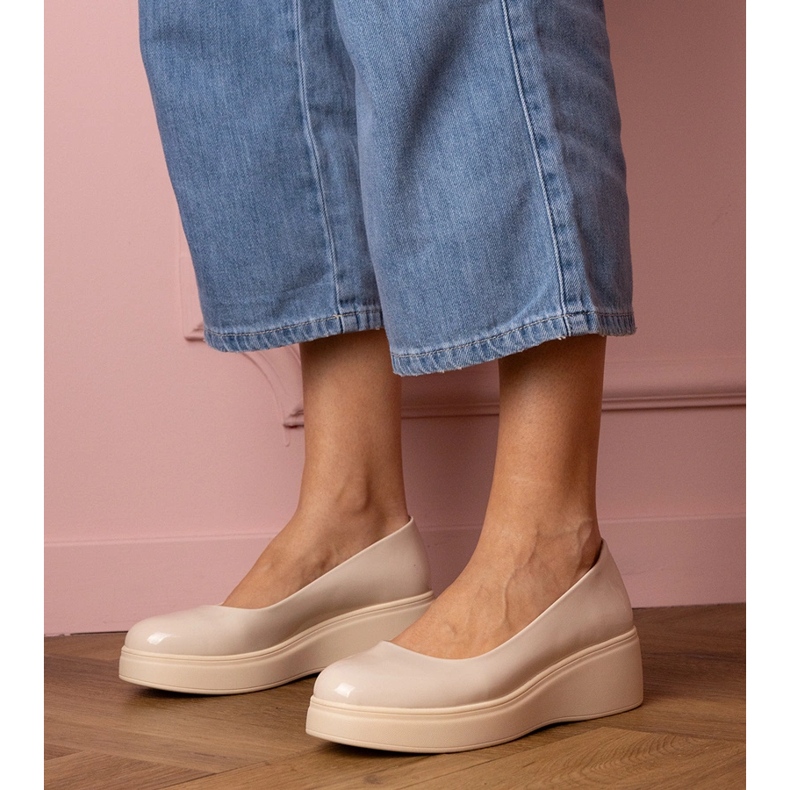 Chaussures beiges sur la plate-forme 1