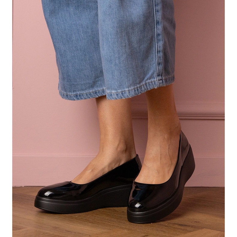 Des chaussures noires verni sur la plate-forme le noir 1
