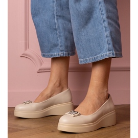 Chaussures beiges sur la plate-forme avec une décoration de zircon 1 Chaussures beiges sur la plate-forme avec une décoration de zircon 1