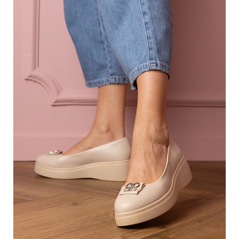 Chaussures beiges sur la plate-forme avec une décoration de zircon 2 Chaussures beiges sur la plate-forme avec une décoration de zircon 2