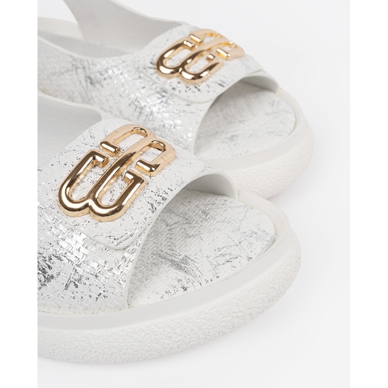 Goodin Sandales plates blanches avec un ornement 1