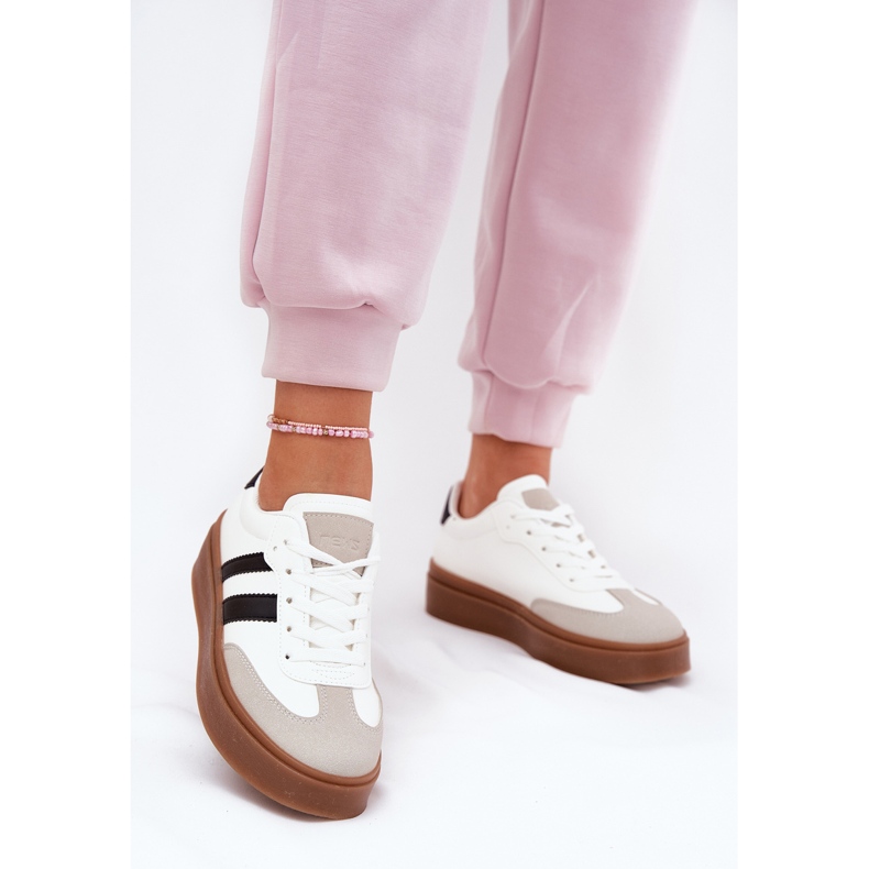 Evento Baskets féminines sur la plate-forme avec un blanc en cuir écologique blanche 2