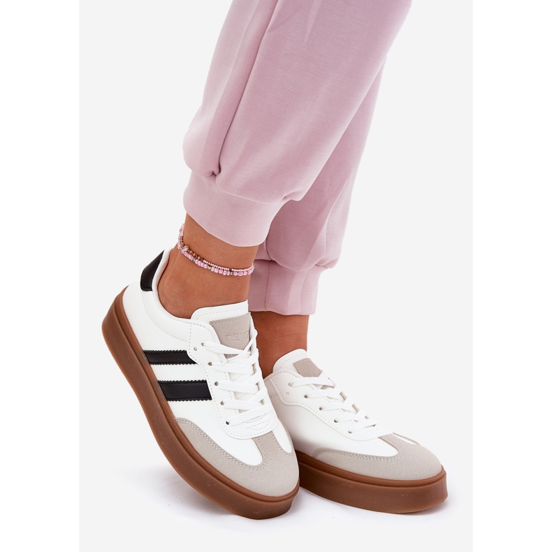 Evento Baskets féminines sur la plate-forme avec un blanc en cuir écologique 1