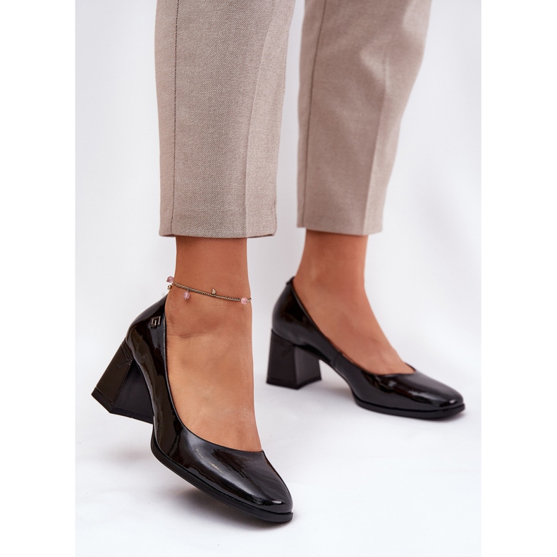 Pumps vernies en cuir sur le poteau noir Vinceza 91130 2