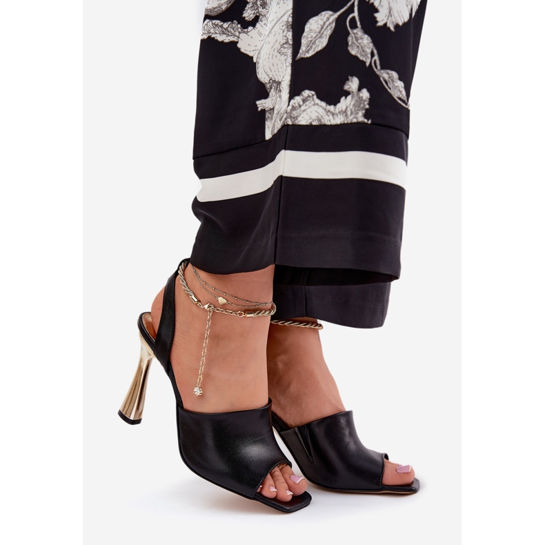 Sandales en cuir sur un talon haut avec un bracelet noir décoratif Chebello 4440 le noir 1