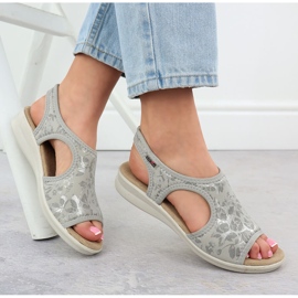 Sandales féminines sur une éruption cutanée flexible avec des fleurs gris unisoft 7196 4