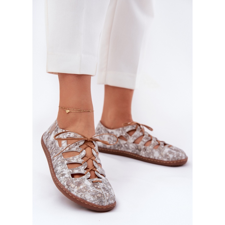 Ballerines en cuir avec Maciejka découpée 06835-25 / 00-1 Gold d'or 2 Ballerines en cuir avec Maciejka découpée 06835-25 / 00-1 Gold d'or 2