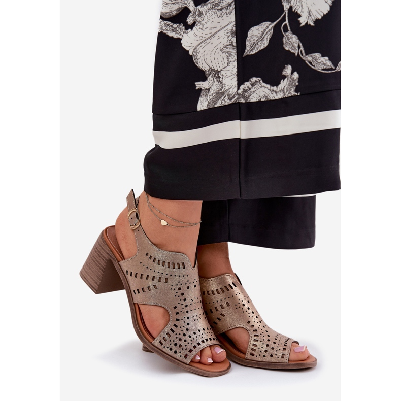 Sandales féminines ouvertes sur le Golden Post doré 1