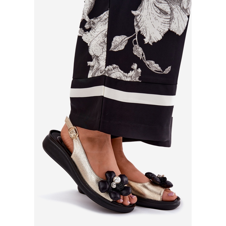 Jezzi Sandales pour femmes avec une fleur dorée décorative 1