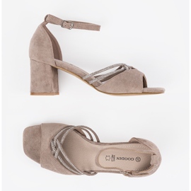 Goodin Sandales en daim beige sur le post 3