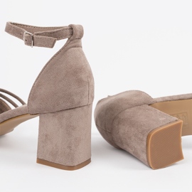 Goodin Sandales en daim beige sur le post 1