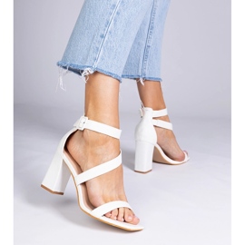 Sandales blanches sur le poteau avec une boucle 2
