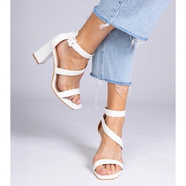 Sandales blanches sur le poteau avec une boucle 3