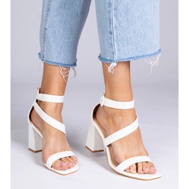 Sandales blanches sur le poteau avec une boucle 4
