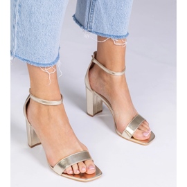 Sandales en or sur un poteau élevé doré 1