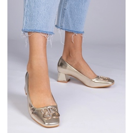 Pompes dorées avec des talons bas avec des zircons 1