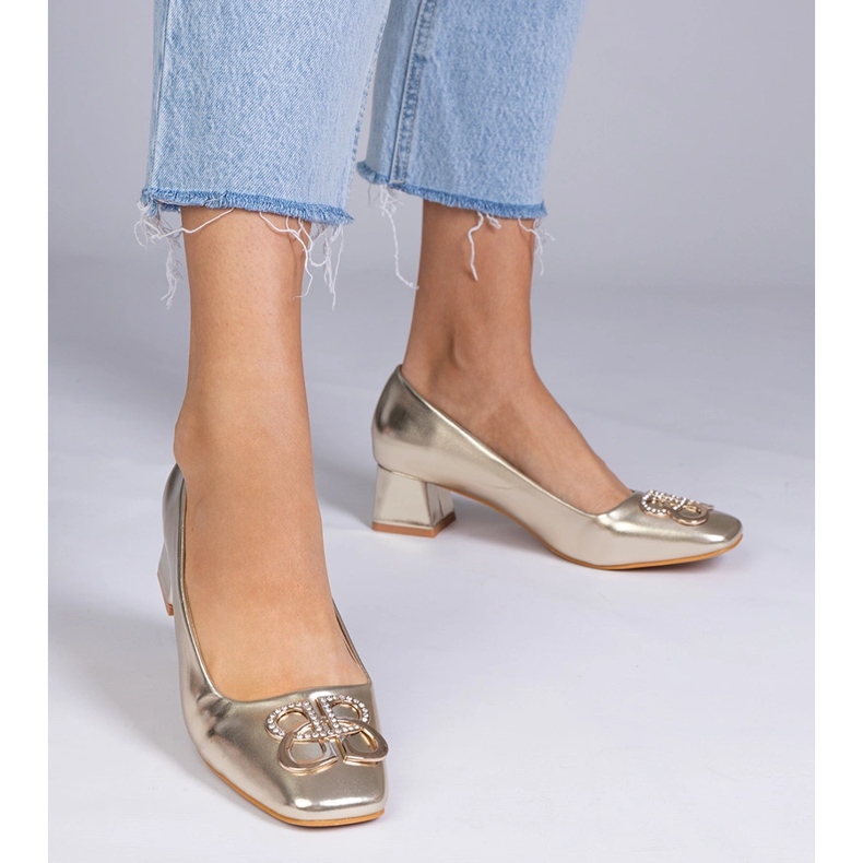 Pompes dorées avec des talons bas avec des zircons d'or 1