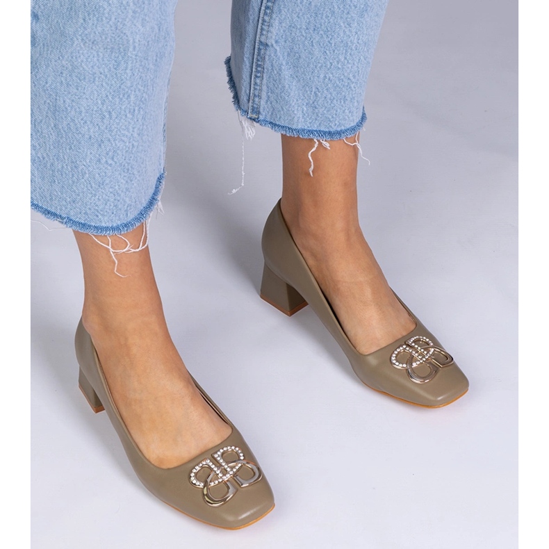 Pompes vertes avec des talons bas avec des zircons 1