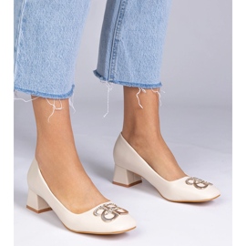 Pompes beige basse avec zircons 1 Pompes beige basse avec zircons 1