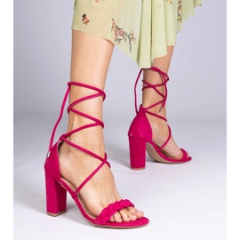 Sandales roses attachées sur le poteau 1 Sandales roses attachées sur le poteau 1