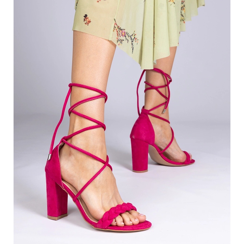 Sandales roses attachées sur le poteau 1 Sandales roses attachées sur le poteau 1