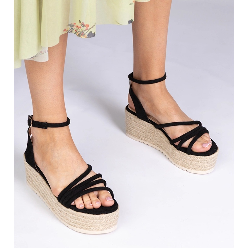 Sandales espadrilles noires sur la plateforme 1